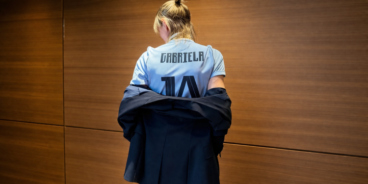 Gabriela Hearst diseñara los trajes de la selección uruguaya para el mundial de fútbol