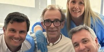 Primera imagen de Rafa Villanueva tras salir del CTI, visitado por compañeros de Canal 12