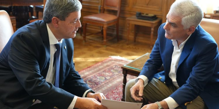 Cruce de versiones por cese de Curbelo: Casaretto cuestiona al gobierno y exige aclaraciones