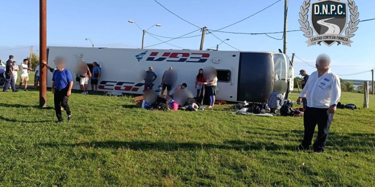 Vuelca ómnibus de empresa EGA en ruta; varios lesionados