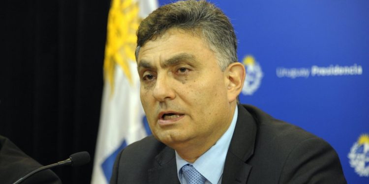 “Nabo de cuarta” y “ladrón”: las críticas de Isaac Alfie al presidente del gobierno español