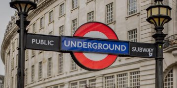 La historia de Edward Johnson, el uruguayo que creó el logo del metro de Londres