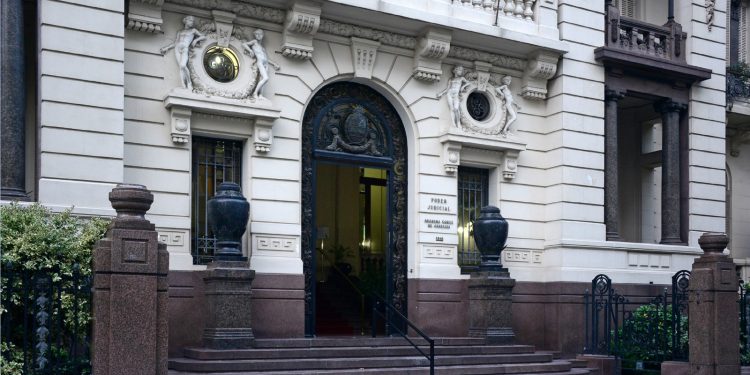 Apelarán fallo que dispuso 12 años de prisión para joven que mató a su padre por abusos intrafamiliares; su hermana asegura que como víctima no recibió contención