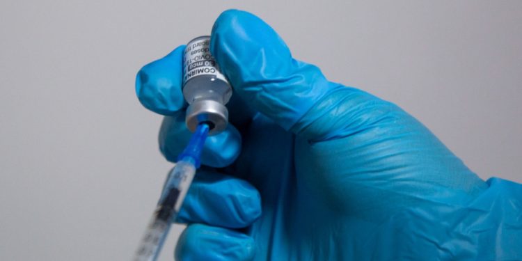 Nueva vacuna contra HPV apunta tanto a mujeres como hombres