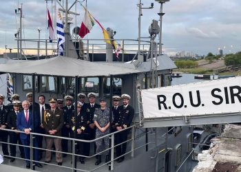 Uruguay despliega su presencia regional con llegada naval a Asunción en operativo internacional ACRUX XII