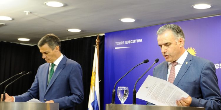Yamandú Orsi viaja a España, pero no asistirá a la cumbre de líderes progresistas; “el franeleo con Sánchez no le hace bien al Uruguay”, dijo el senador da Silva
