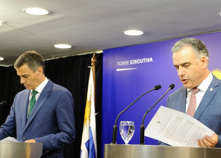 Yamandú Orsi viaja a España, pero no asistirá a la cumbre de líderes progresistas; “el franeleo con Sánchez no le hace bien al Uruguay”, dijo el senador da Silva