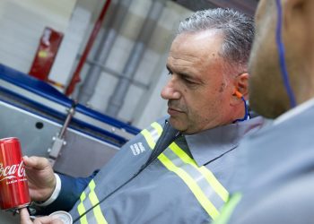 Yamandú Orsi asistió a la presentación de línea de producción que fabricará 1,5 millones de latas al mes