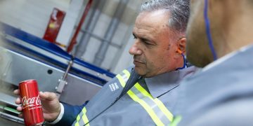 Yamandú Orsi asistió a la presentación de línea de producción que fabricará 1,5 millones de latas al mes