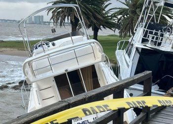 Temporal: una segunda embarcación se soltó y también terminó contra una pasarela en Punta del Este