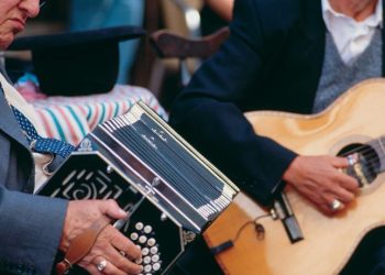 Reflotan proyecto que fija cuota de 50% para “mujeres y disidencias” en espectáculos; senadora oficialista propone sumar afrodescendientes e indígenas