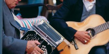 Reflotan proyecto que fija cuota de 50% para “mujeres y disidencias” en espectáculos; senadora oficialista propone sumar afrodescendientes e indígenas