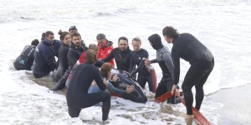 Intenso operativo para retirar a la Orca varada en Parada 1 de la Mansa