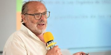 En medio de desacuerdos en distintos organismos, el gobierno sacó a Daniel Olesker de la vicepresidencia de ASSE y lo designó subsecretario de Industria