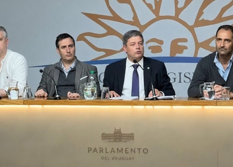 Oposición planteó al Parlamento una investigadora sobre la gestión de ASSE