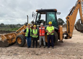 Rompiendo barreras: mujeres toman el volante de la maquinaria vial en Maldonado