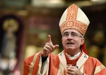 Cardenal Daniel Sturla visita el MACA por la presentación del libro «Arquitectura, arte y patrimonio en las iglesias del Uruguay»