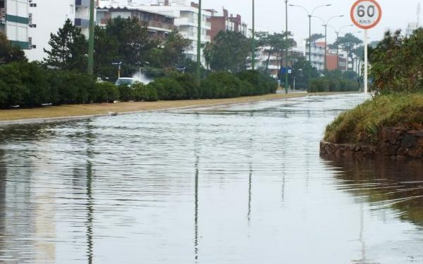 Intendente de Maldonado explicó que resolver inundaciones en la rambla está en carpeta hace 30 años