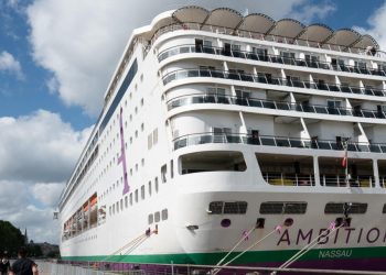 Alerta sanitaria en altamar: 1.700 pasajeros confinados en un crucero británico tras una muerte y un brote masivo