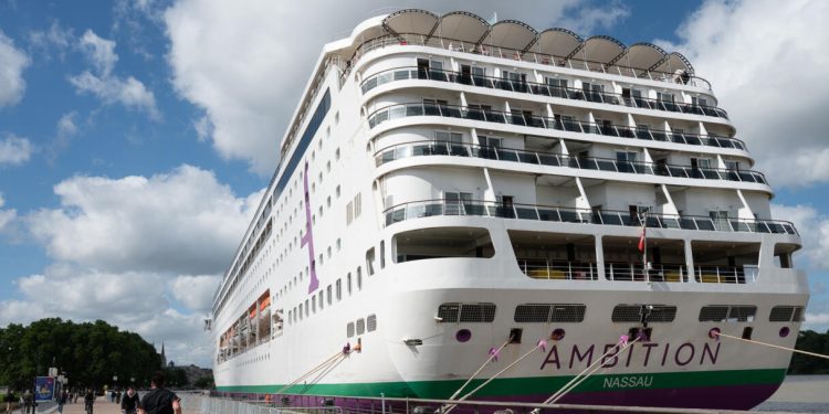 Alerta sanitaria en altamar: 1.700 pasajeros confinados en un crucero británico tras una muerte y un brote masivo