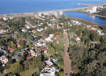 IDM abre compuertas en Laguna del Diario debido a su alto nivel y para facilitar desagüe en obra de Leandro Gómez