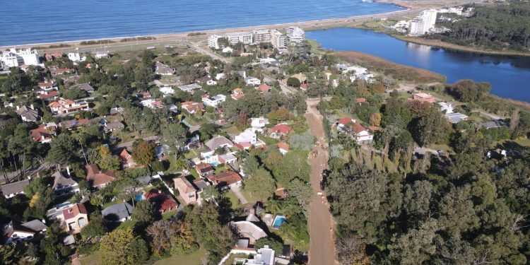 IDM abre compuertas en Laguna del Diario debido a su alto nivel y para facilitar desagüe en obra de Leandro Gómez