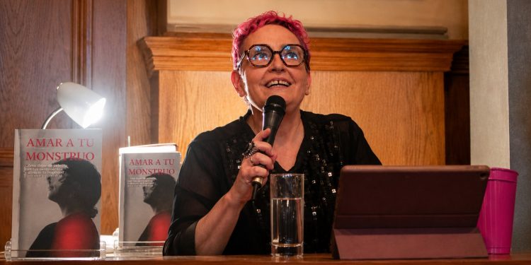 Reconocida directora de teatro denunció que una bala entró por la ventana de su casa en Montevideo