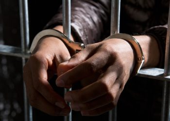 Condenaron a un hombre que le robó el celular a una menor en una parada de ómnibus de Maldonado