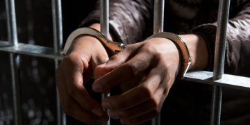 Condenaron a un hombre que le robó el celular a una menor en una parada de ómnibus de Maldonado
