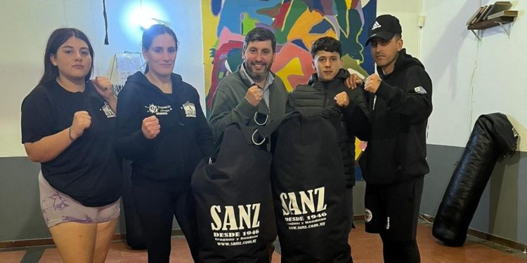 Municipio de Maldonado entrega equipamiento para talleres de boxeo, impulsando el deporte barrial