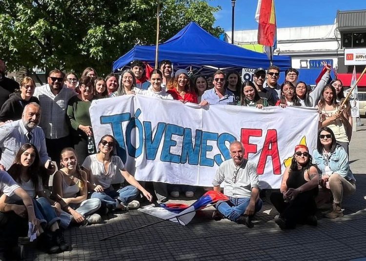 Jóvenes del Frente Amplio realizan campaña de recolección de abrigo en distintos puntos de Maldonado