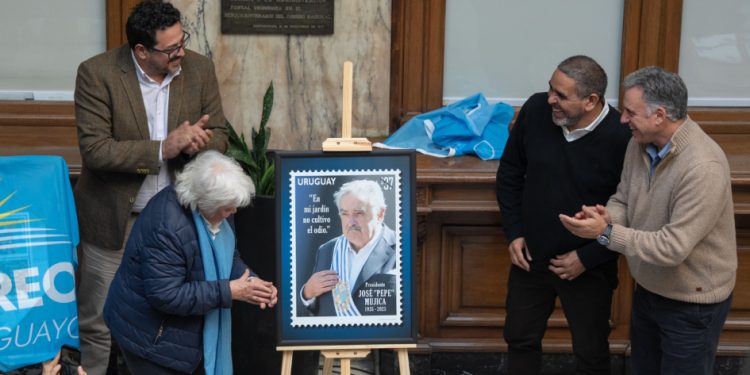 José Mujica tiene un sello en homenaje; ministra Cardona destacó “espaldarazo” que dio a las empresas públicas