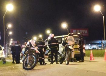 Circulaba sin casco y en una moto requerida: terminó formalizada