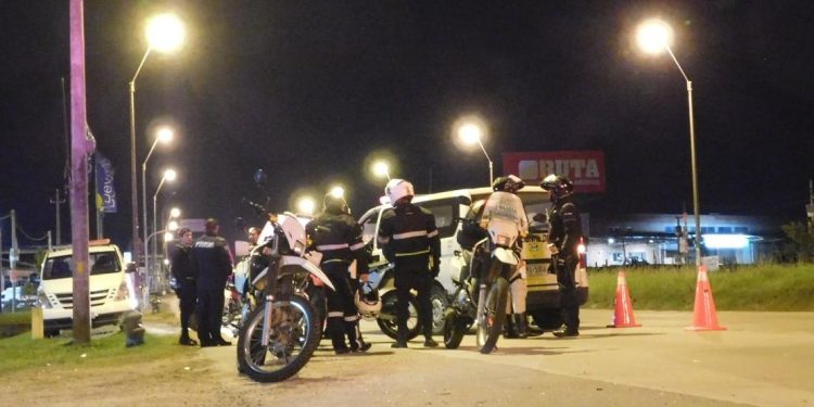 Circulaba sin casco y en una moto requerida: terminó formalizada