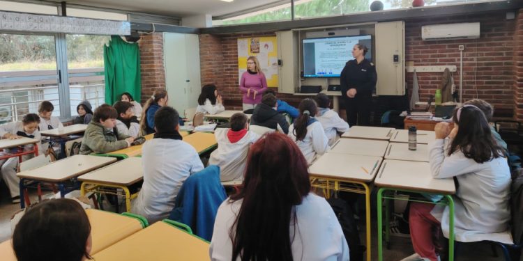 “Prevención y autocuidado”: escolares de La Barra participaron en charla sobre seguridad y riesgos en redes sociales