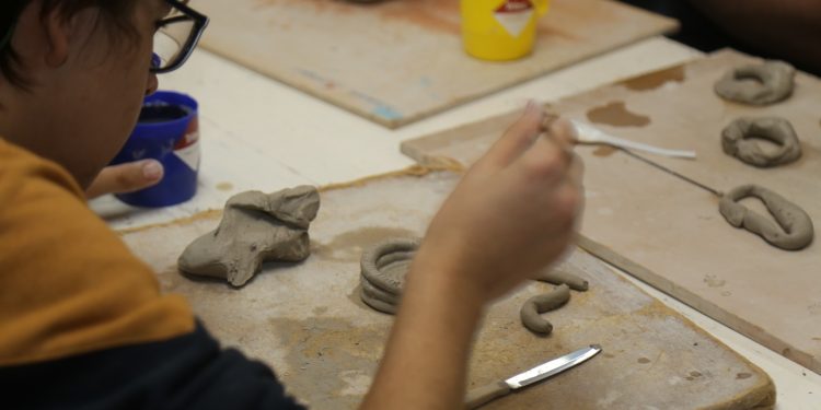 Adolescentes y jóvenes con discapacidad podrán anotarse para talleres de cerámica inclusiva