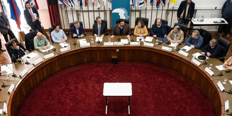 Congreso de Intendentes aprobó compra de Portland y combustibles a Ancap, en medio de polémicas