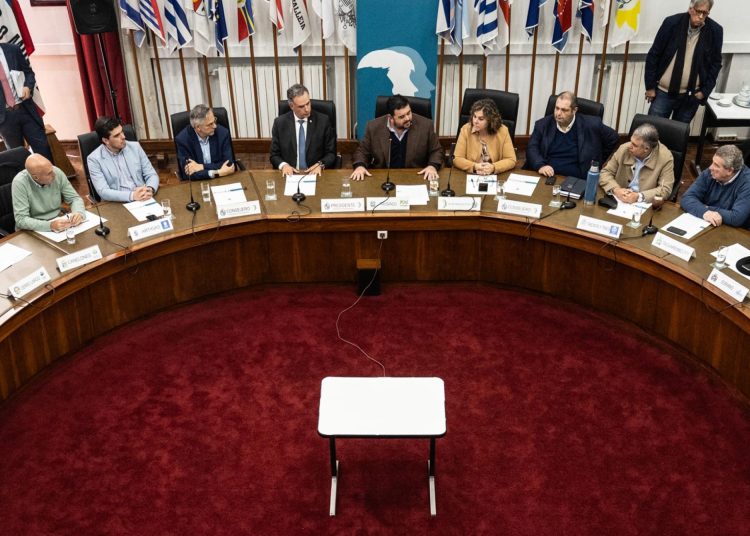 Congreso de Intendentes aprobó compra de Portland y combustibles a Ancap, en medio de polémicas