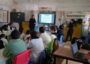Prevención y autocuidado: escolares de Maldonado participaron en charla sobre riesgos digitales y seguridad ciudadana