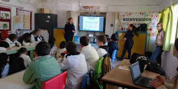 Prevención y autocuidado: escolares de Maldonado participaron en charla sobre riesgos digitales y seguridad ciudadana