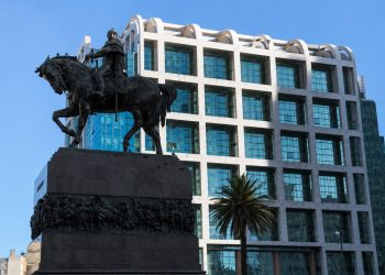 Yamandú Orsi eligió a cuatro periodistas para explicar situación por la polémica camioneta presidencial