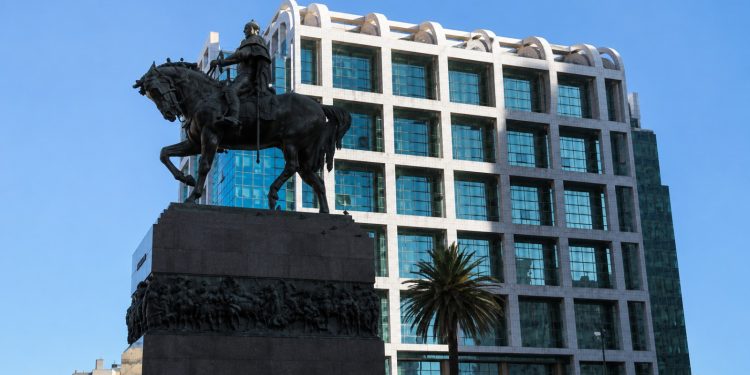 Yamandú Orsi eligió a cuatro periodistas para explicar situación por la polémica camioneta presidencial