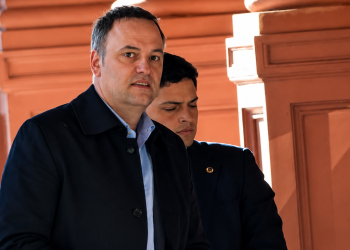 Renunció Manuel Adorni a la Jefatura de Gabinete en medio de la investigación de su patrimonio, lo sustituye Santilli