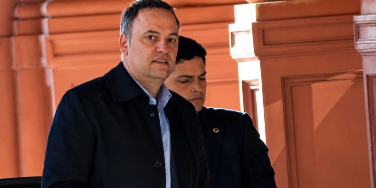 Renunció Manuel Adorni a la Jefatura de Gabinete en medio de la investigación de su patrimonio, lo sustituye Santilli