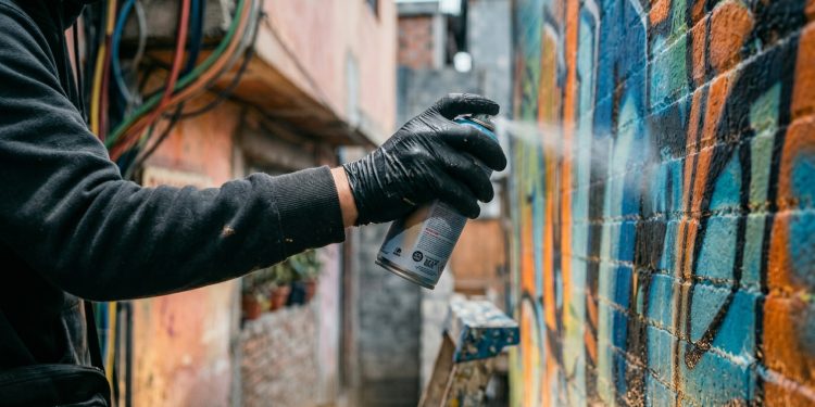 Impulsan sanciones que van hasta la prisión para quienes hagan grafitis en fachadas