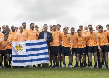 Futbolistas recibieron el Pabellón Nacional de manos del presidente
