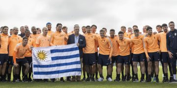 Futbolistas recibieron el Pabellón Nacional de manos del presidente