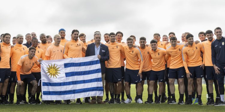 Futbolistas recibieron el Pabellón Nacional de manos del presidente