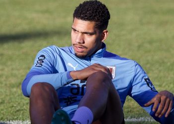 Araújo encendió las alarmas en la Celeste y su presencia en el debut mundialista está en duda
