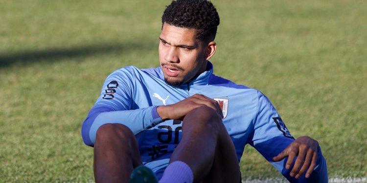 Araújo encendió las alarmas en la Celeste y su presencia en el debut mundialista está en duda